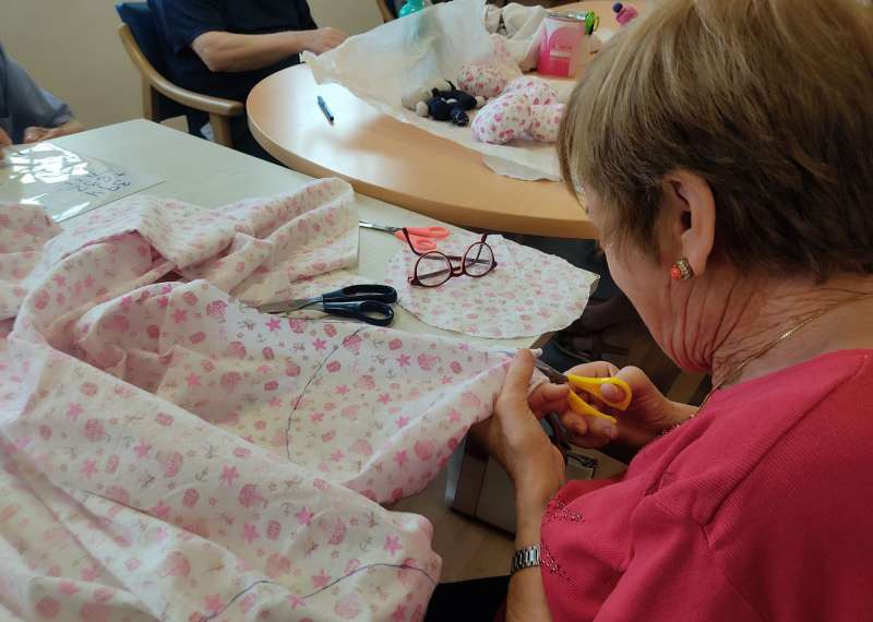 La costura, un gran ejercicio de psicomotricidad para personas con Alzheimer - AFA Fuenteblanca, Asoc. familiares afectados por Alzh�imer, Consuegra (Toledo)