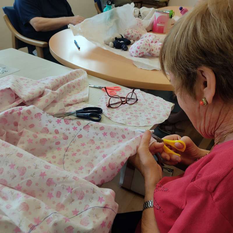 La costura, un gran ejercicio de psicomotricidad para personas con Alzheimer - AFA Fuenteblanca, Asoc. familiares afectados por Alzh�imer, Consuegra (Toledo)