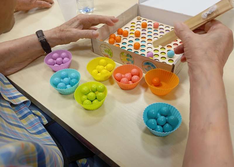 Fichas con ejercicios de estimulaci�n cognitiva sobre gnosias y praxias para personas con Alzheimer - AFA Fuenteblanca, Asoc. familiares afectados por Alzh�imer, Consuegra (Toledo)